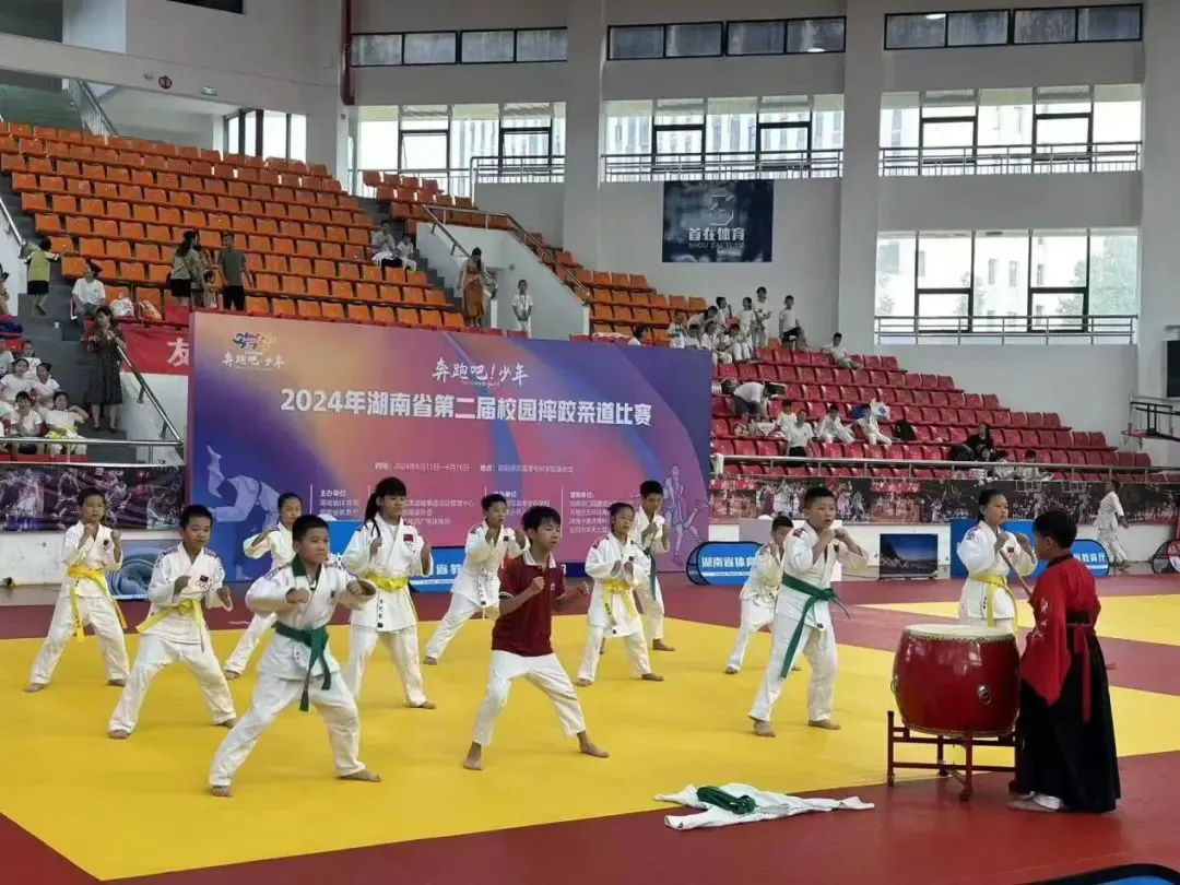 业余篮球爱好者在哪里可以找到表演赛资源_1